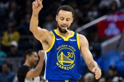  最篮点库里三分划破天际 超神表现揭开曼巴面孔 