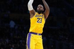 詹姆斯在法国队比赛中出色防守，回归赛场引发热议！的简单介绍