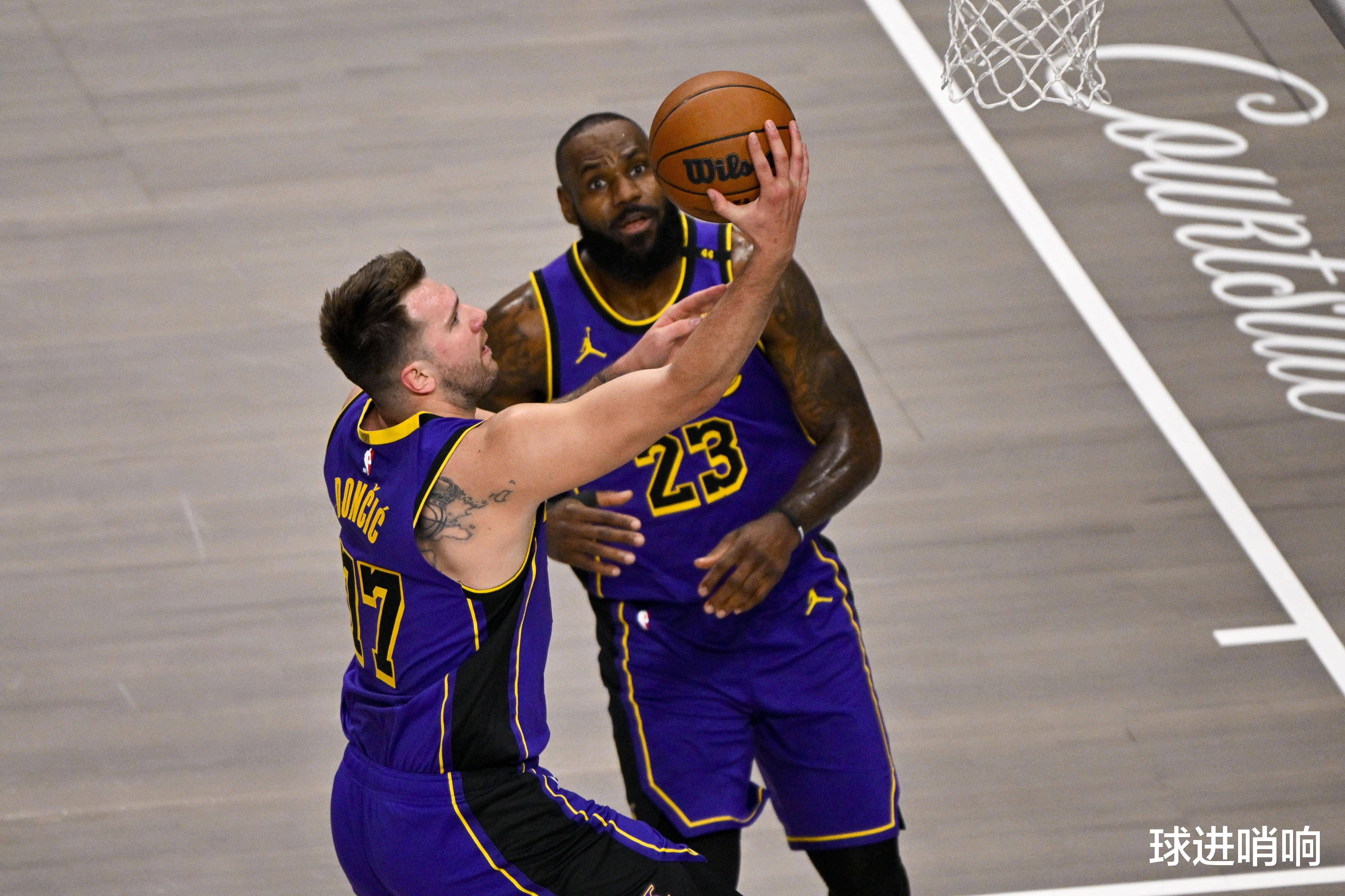 詹姆斯回归赛场,惊险取胜首场状态亮眼,篮网观众沸腾!的简单介绍 詹姆斯回归赛场,惊险取胜首场状态亮眼,篮网观众沸腾!的简单介绍